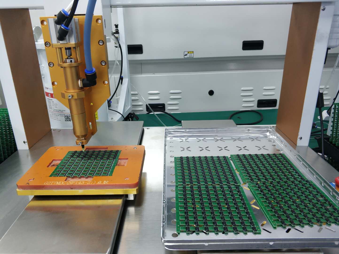 專業(yè)SMT貼片膠環(huán)氧樹脂灌封膠點(diǎn)膠加工 專業(yè)SMT貼片膠環(huán)氧樹脂灌封膠點(diǎn)膠加工